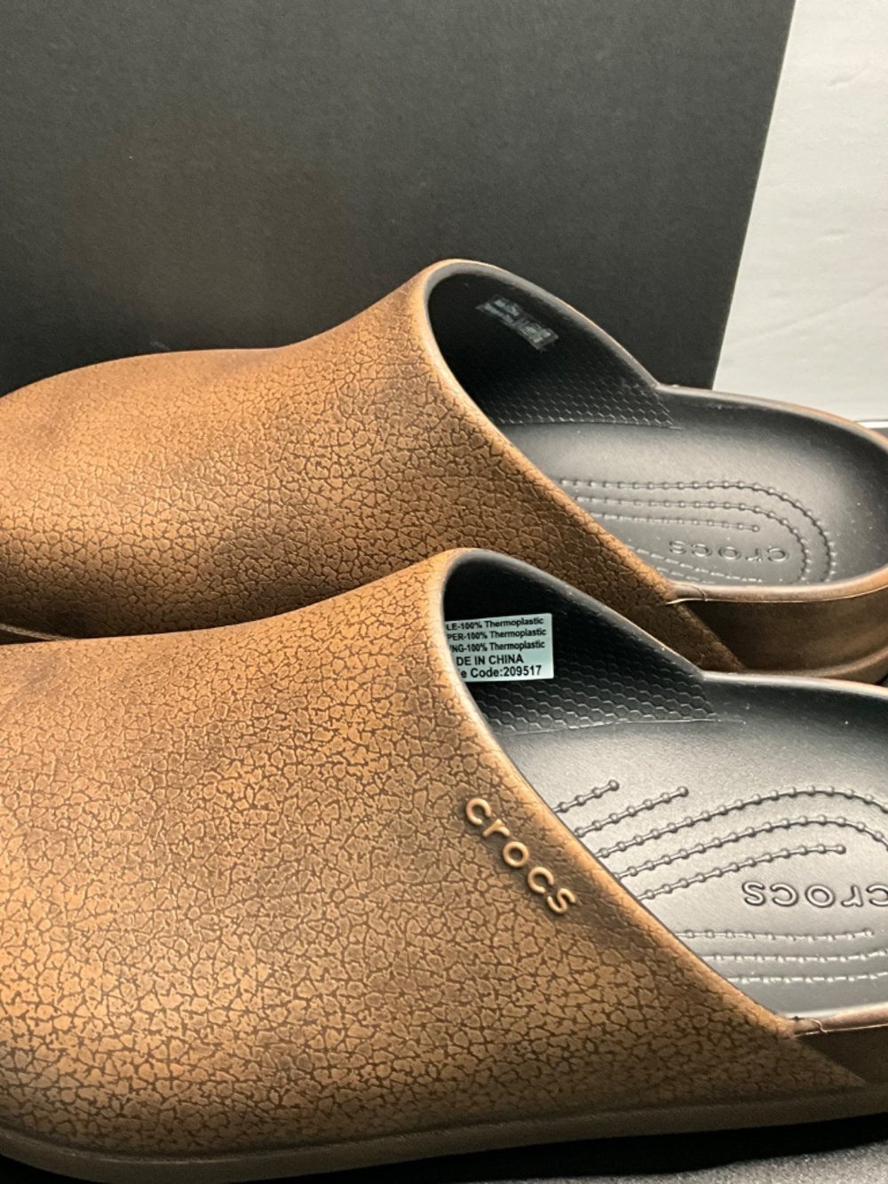 CROCS Dylan Burnished Clogs in Mocha. NEW. US M-6/W-8/EUR 38-39 - Picture 2 of 5